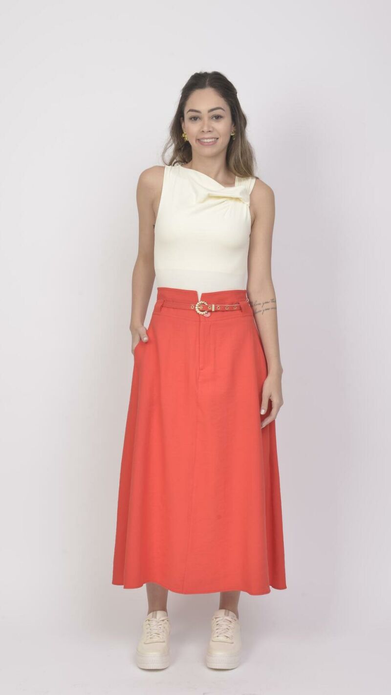 Imagem de Saia Vermelho Melancia Evasê com Cinto: Silhueta Fluída e Elegante para Look Sofisticado
